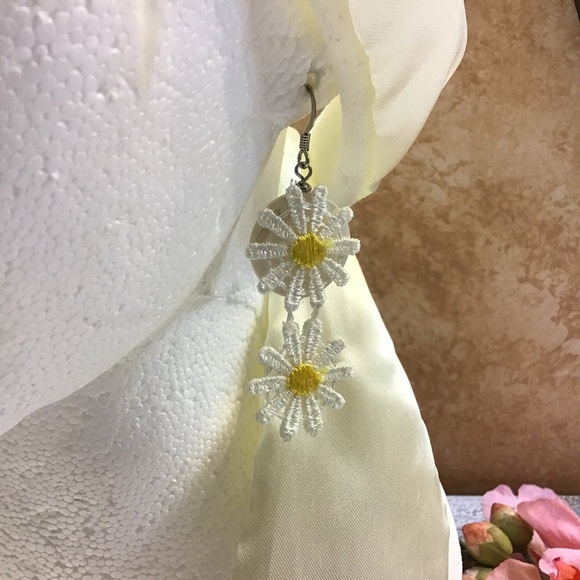 Jewelry - #6 Daisies Earrings.